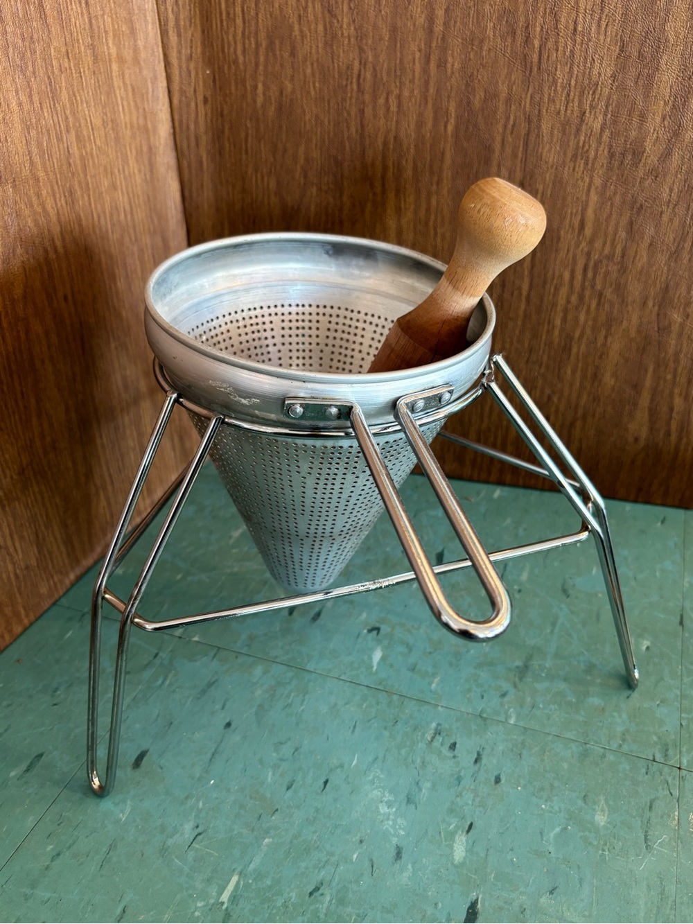 Vintage chinois Strainer set Colander, Puree Metal on Stand Food Masher